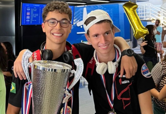 Bernardo Tonhá e colega no Aeroporto de Brasília, após retornar da competição com título inédito