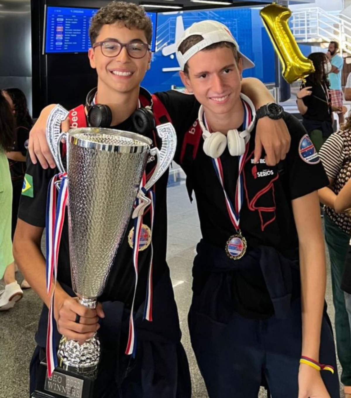 Bernardo Tonh&aacute; e Nuno Balbino no Aeroporto de Bras&iacute;lia, ap&oacute;s retornar da competi&ccedil;&atilde;o com t&iacute;tulo in&eacute;dito