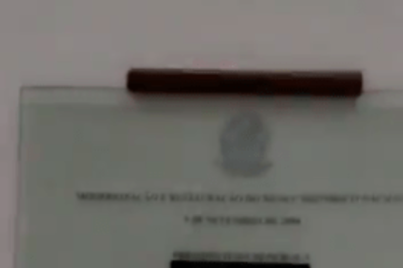 Capturas de tela dos segundos iniciais do v&iacute;deo investigado pelo Comprova que mostram as est&aacute;tuas, a escada rolante e, logo depois, a placa com a tarja preta no nome do ex-presidente Lula