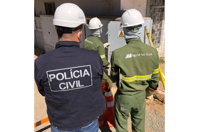 Funcionários da Neoenergia e policiais civis analisam medidor de energia de padaria do Gama - (crédito: Divulgação/Neoenergia Brasília) Funcionários da Neoenergia e policiais civis analisam medidor de energia de padaria do Gama - (crédito: Divulgação/Neoenergia Brasília)