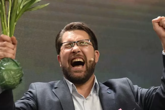 Jimmie Akesson, de 43, comemora os bons resultados nas eleições.
- (crédito: GETTY IMAGES) Jimmie Akesson, de 43, comemora os bons resultados nas eleições.
- (crédito: GETTY IMAGES)