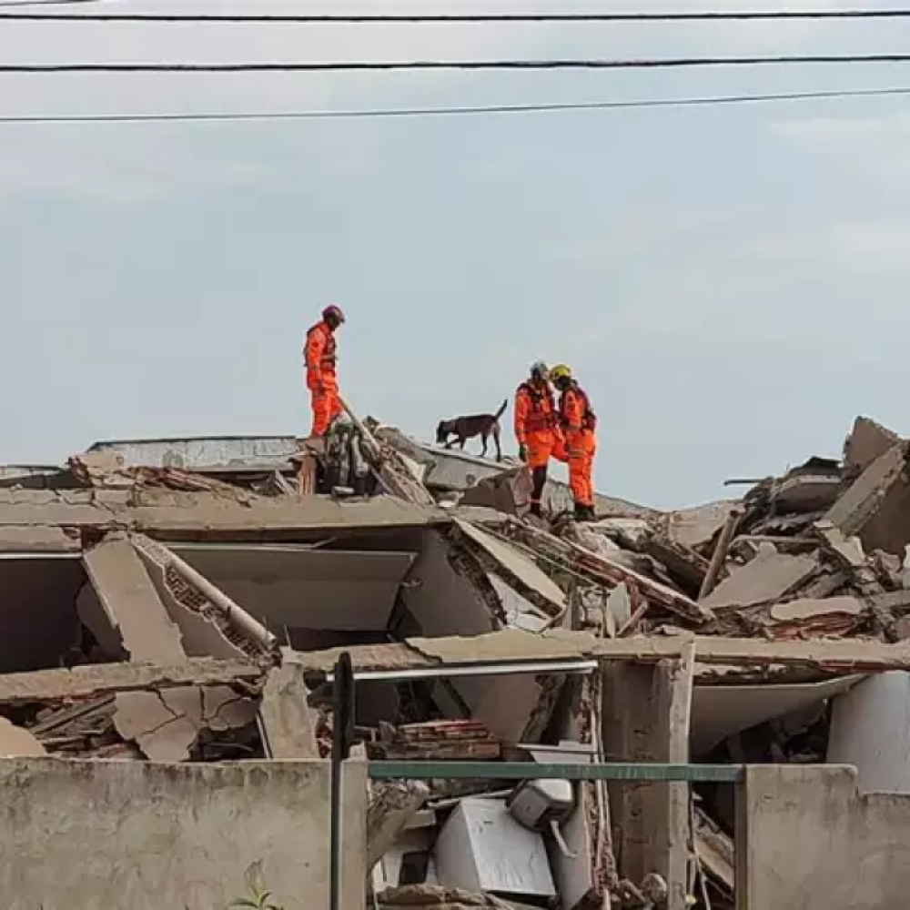 Prédio desaba em BH: vídeo mostra momento da queda