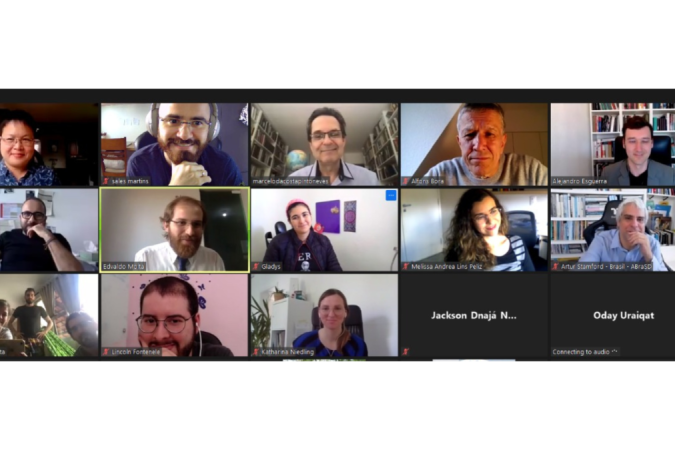 Edvaldo em sua defesa de tese. Na foto, a comissão avaliadora e alguns ouvintes