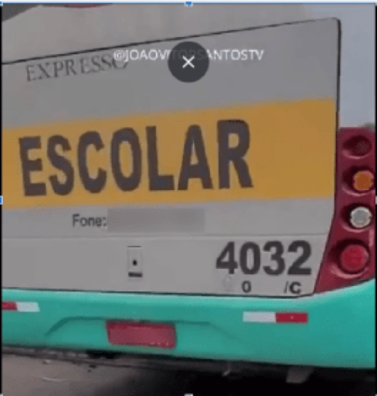 ônibus com adesivo escolar 