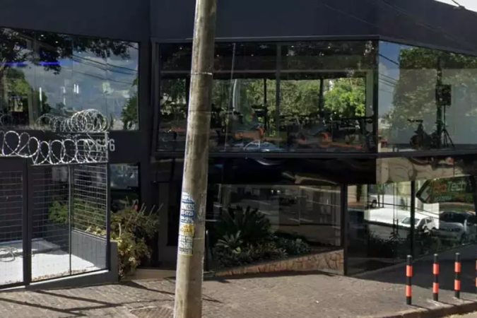 Um bombeiro militar de folga treinava e ajudou na tentativa de salvamento -  (crédito: Reprodução/Google Street View)