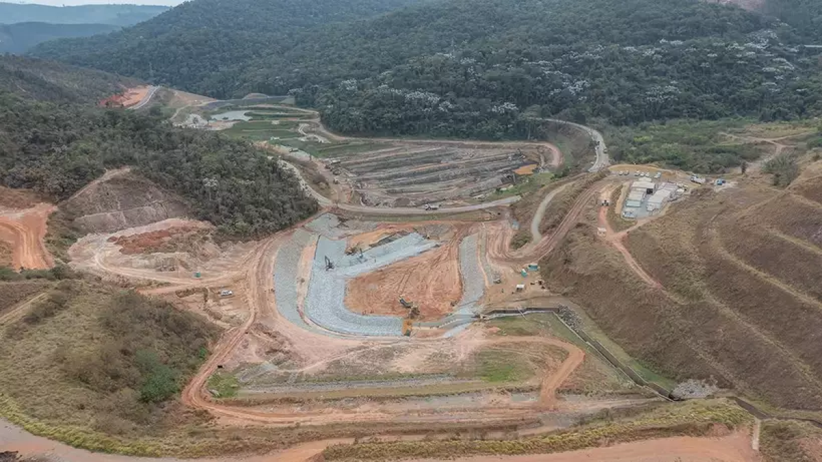Barragem Ipoema, na Mina do Meio, em Itabira (MG), teve sedimentos do reservatório completamente retirados 