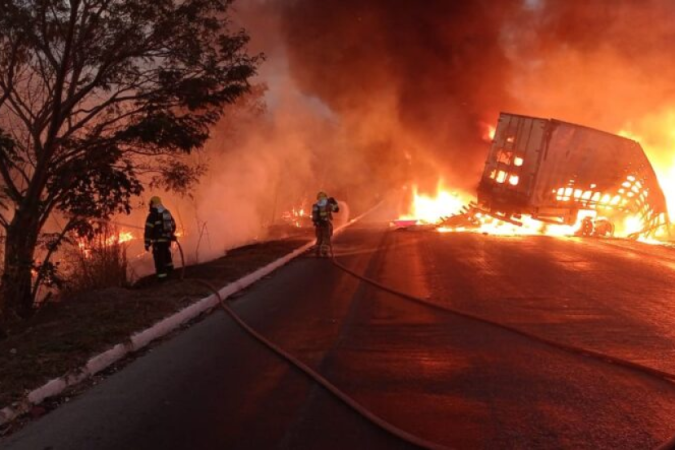 A pista ficou interditada para o trabalho dos Bombeiros - (crédito: CBMMG) A pista ficou interditada para o trabalho dos Bombeiros - (crédito: CBMMG)