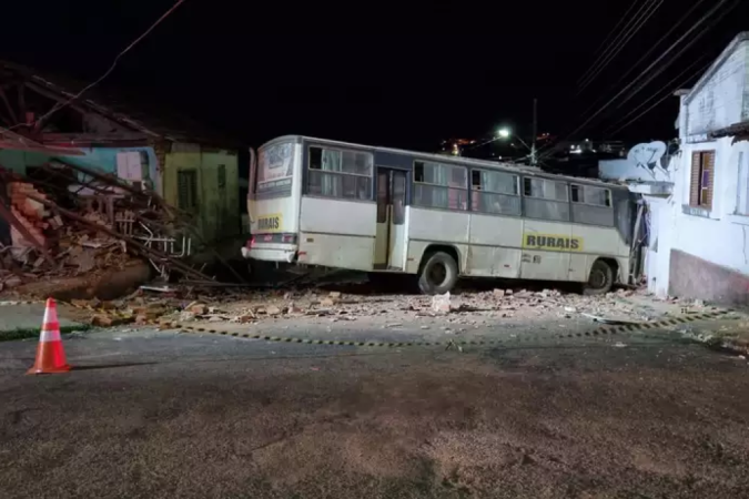 Ônibus atingiu duas residências após o motorista perder o controle do veículo - (crédito: Corpo de Bombeiros de Araxá / Divulgação) Ônibus atingiu duas residências após o motorista perder o controle do veículo - (crédito: Corpo de Bombeiros de Araxá / Divulgação)