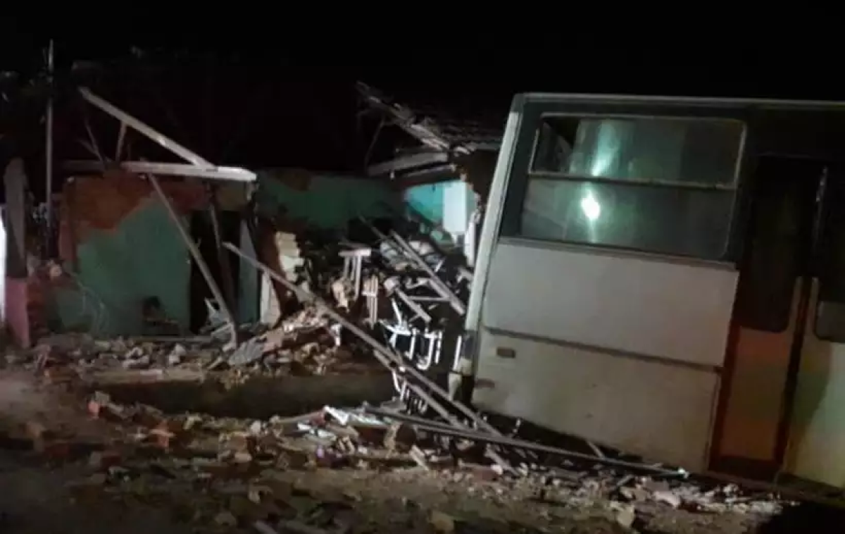 Residência da esquina teve 50% de sua estrutura destruída e estava vazia no momento do acidente 