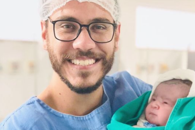 As imagens do parto foram divulgadas pelo casal em uma rede social nesta quarta-feira (12/10) -  (crédito: Reprodu&ccedil;&atilde;o/ Instagram)