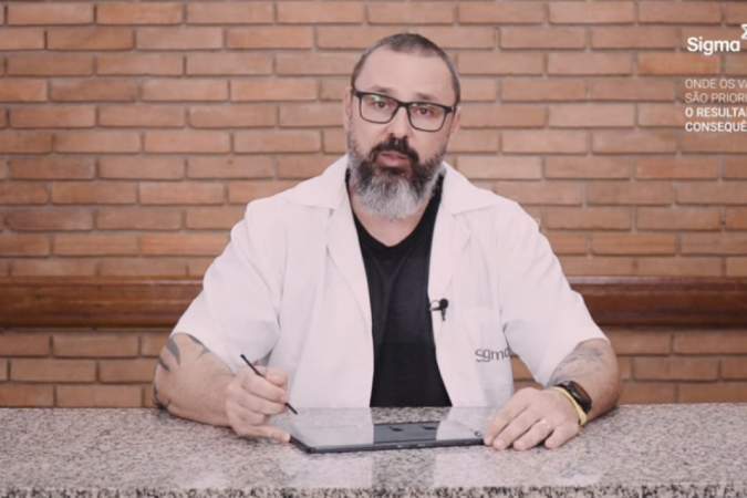 O professor de física do colégio Sigma, Alvir Sonza detalha a resolução de questão do vestibular nacional. -  (crédito: Reprodução/Youtube)