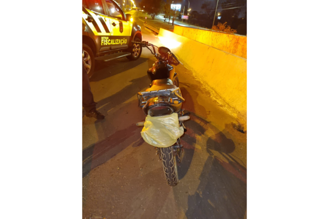 Moto no Guará com a placa tampada por um saco plástico - (crédito: Detran-DF/Divulgação) Moto no Guará com a placa tampada por um saco plástico - (crédito: Detran-DF/Divulgação)
