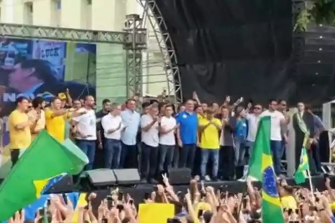 'Minas já virou, hein? Graças ao trabalho de cada um de vocês', disse Eduardo Bolsonaro em discurso em Juiz de Fora - (crédito: Redes Sociais/Reprodução) 'Minas já virou, hein? Graças ao trabalho de cada um de vocês', disse Eduardo Bolsonaro em discurso em Juiz de Fora - (crédito: Redes Sociais/Reprodução)