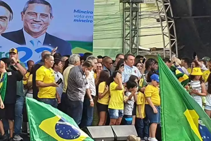Para Bolsonaro, ele representa um chefe de Estado que defende as ' 'crianças da ideologia de gênero e contra a legalização das drogas'
- (crédito: Matheus Muratori/EM/DAPRESS) Para Bolsonaro, ele representa um chefe de Estado que defende as ' 'crianças da ideologia de gênero e contra a legalização das drogas'
- (crédito: Matheus Muratori/EM/DAPRESS)