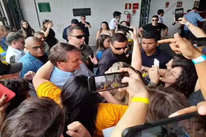 Bolsonaro é recebido por apoiadores no Aeroporto da Serrinha, em Juiz de Fora - (crédito: Bruno Luis Barros/EM/D.A Press) Bolsonaro é recebido por apoiadores no Aeroporto da Serrinha, em Juiz de Fora - (crédito: Bruno Luis Barros/EM/D.A Press)