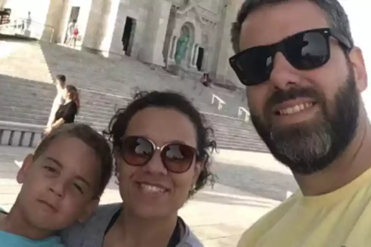 Posso ouvir o choro do PT, cantam evangélicos em igreja