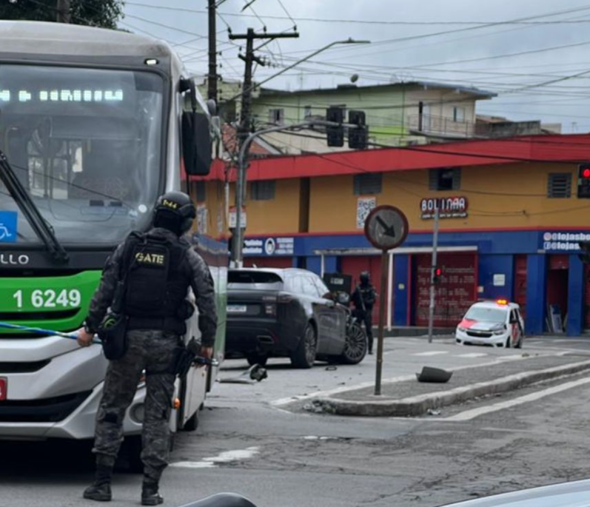 Homem finge estar dormindo e passa a mão no seio de mulher dentro de ônibus