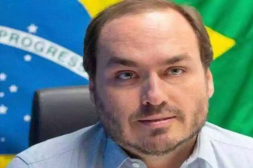 A punição a Carlos Bolsonaro poderá ser determinada se ficar configurada a produção sistemática de desinformação
 -  (crédito: Redes Sociais/Reprodução)