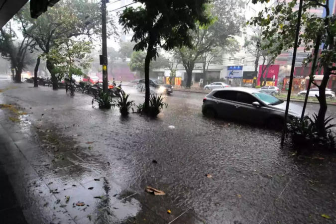 Imagens da chuva no Bairro Funcionários, Região Centro-Sul de BH
