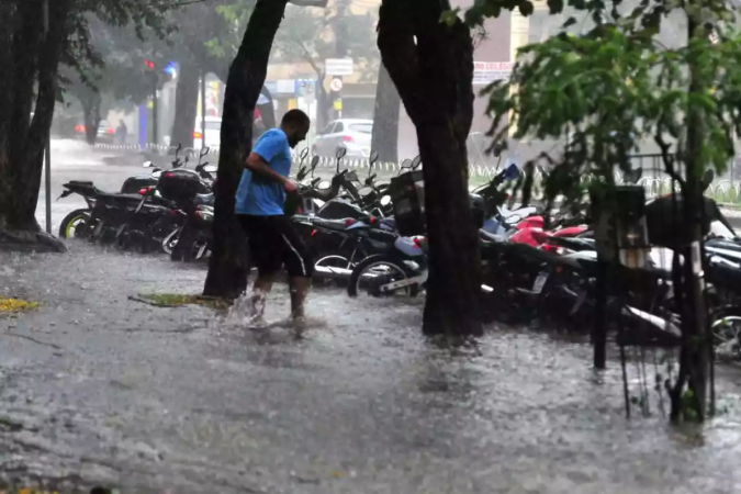 Imagens da chuva no Bairro Funcionários, Região Centro-Sul de BH
