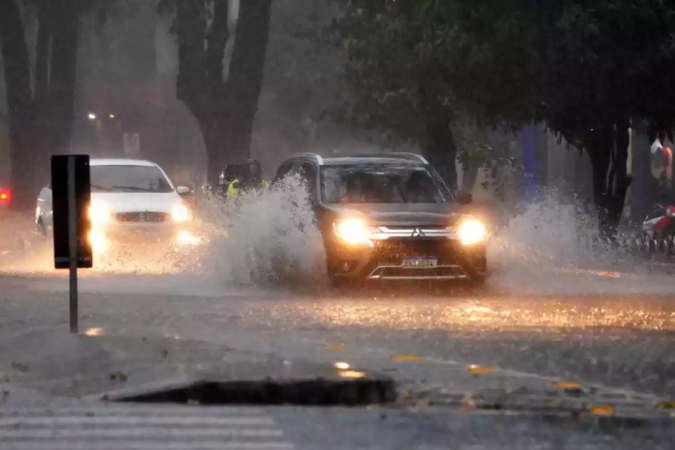 Imagens da chuva no Bairro Funcionários, Região Centro-Sul de BH
