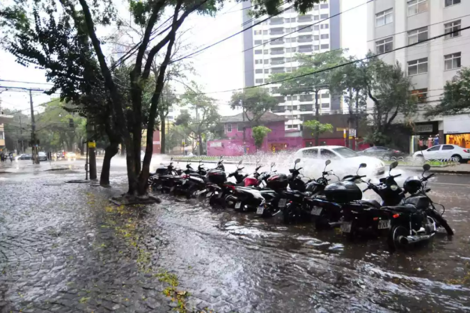 Imagens da chuva no Bairro Funcionários, Região Centro-Sul de BH
