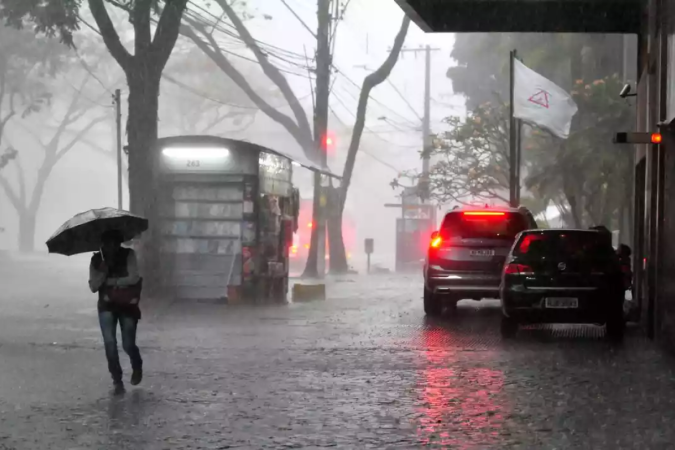 Imagens da chuva no Bairro Funcionários, Região Centro-Sul de BH

