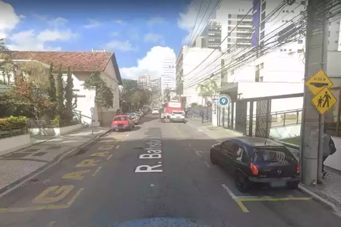 Homem foi flagrado se masturbando na porta de escola em Juiz de Fora -  (crédito: Google Street View)