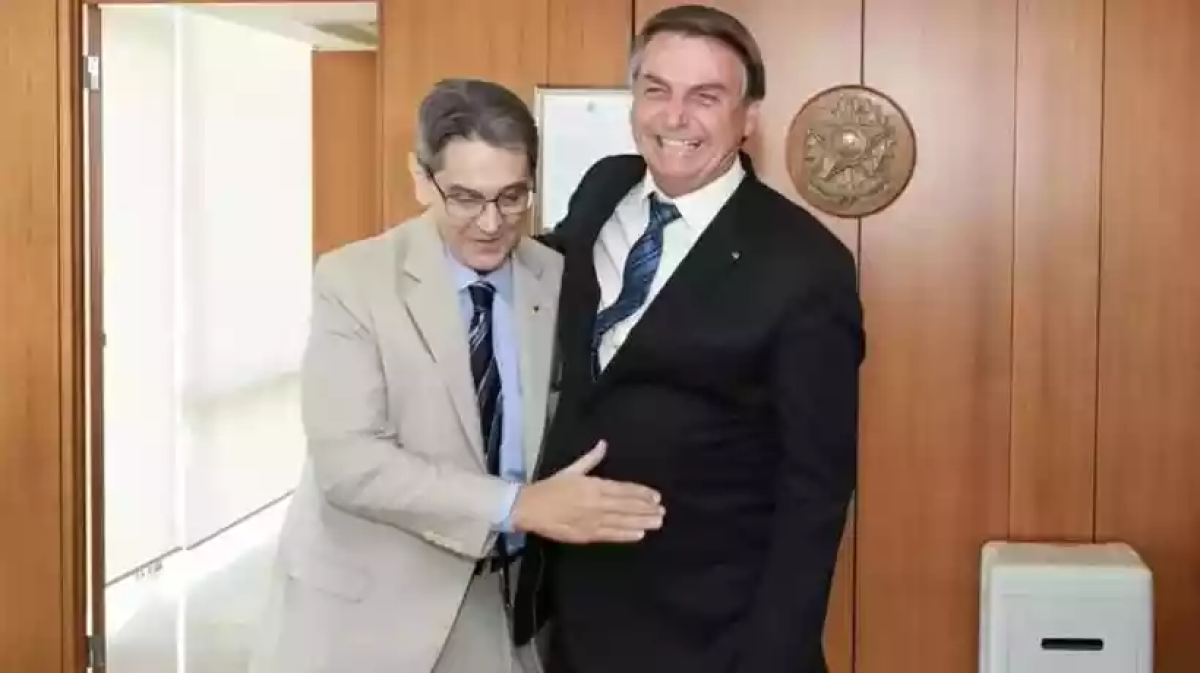 Apesar do presidente Jair Bolsonaro ter afirmado que não tinha fotos com Roberto Jefferson, em redes sociais há imagens com os dois políticos juntos no Palácio do Planalto 