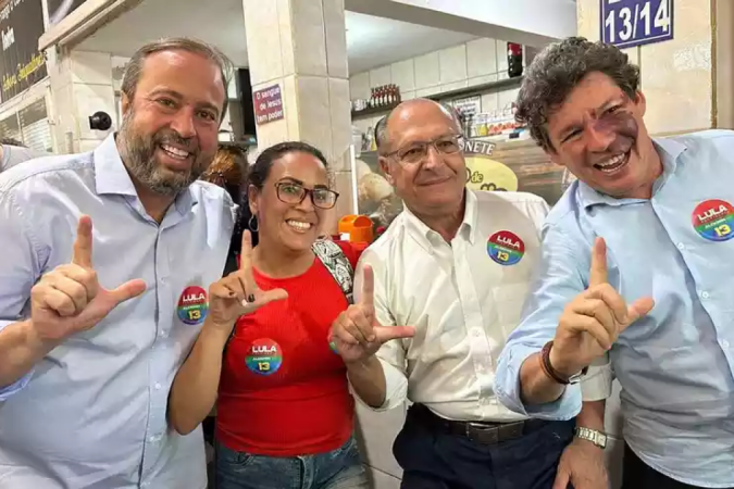 Alckmin (de branco) fez campanha pró-Lula em Alfenas nesta terça (25) - (crédito: PT de Minas/Divulgação) Alckmin (de branco) fez campanha pró-Lula em Alfenas nesta terça (25) - (crédito: PT de Minas/Divulgação)