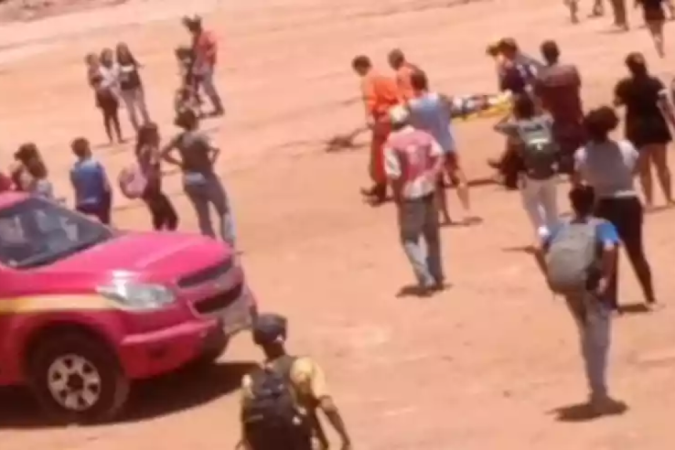 Testemunhas acionaram o Corpo de Bombeiros para resgate da mulher atropelada por trem em Sarzedo - (crédito: CBMMG/Divulgação) Testemunhas acionaram o Corpo de Bombeiros para resgate da mulher atropelada por trem em Sarzedo - (crédito: CBMMG/Divulgação)