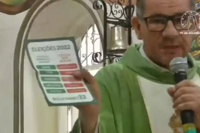 Pároco de igreja matriz de Itajubá, Valmir Teixeira, denuncia ameaças e folheto com fake news eleitoral que usa nome da Igreja Católica - (crédito: Reprodução rede social) Pároco de igreja matriz de Itajubá, Valmir Teixeira, denuncia ameaças e folheto com fake news eleitoral que usa nome da Igreja Católica - (crédito: Reprodução rede social)