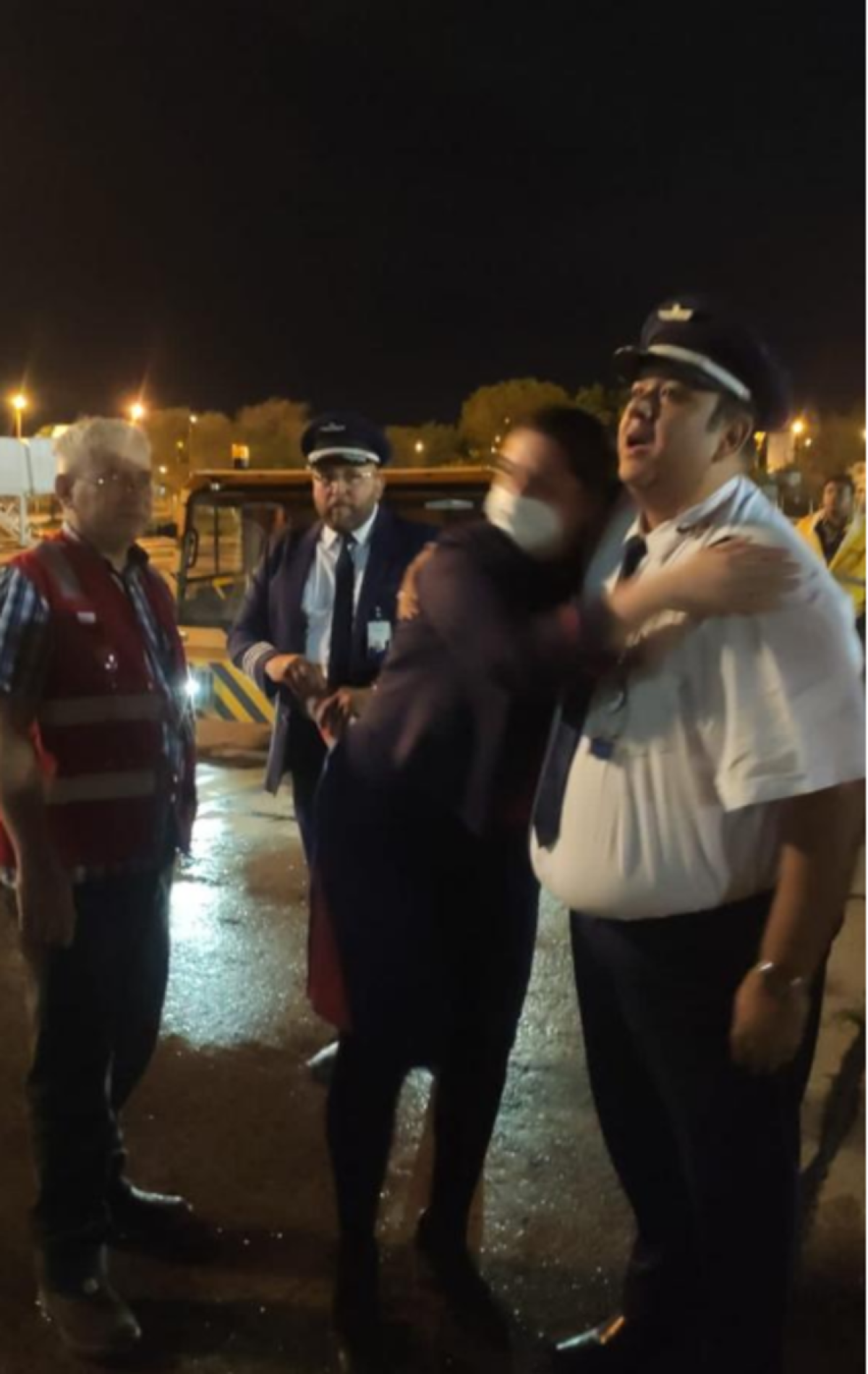 Passageiro abraça responsável pelo voo