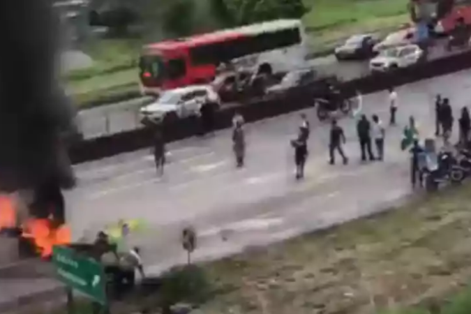 Segundo a PRF, trecho da rodovia está totalmente bloqueado - (crédito: Reprodução/Twitter) Segundo a PRF, trecho da rodovia está totalmente bloqueado - (crédito: Reprodução/Twitter)
