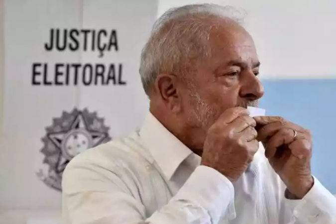 Momento em que Lula deixa cabine de votação no segundo turno - (crédito: Nelson Almeida/AFP) Momento em que Lula deixa cabine de votação no segundo turno - (crédito: Nelson Almeida/AFP)