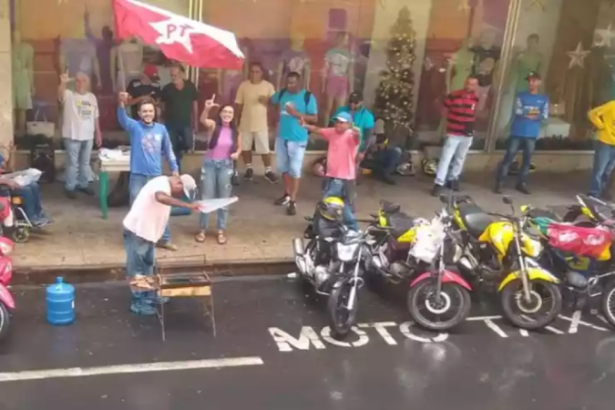 Um grupo de mototaxistas realiza churrasco no centro de Uberaba nesta segunda-feira (31/10) - (crédito: Redes Sociais/Divulgação) Um grupo de mototaxistas realiza churrasco no centro de Uberaba nesta segunda-feira (31/10) - (crédito: Redes Sociais/Divulgação)