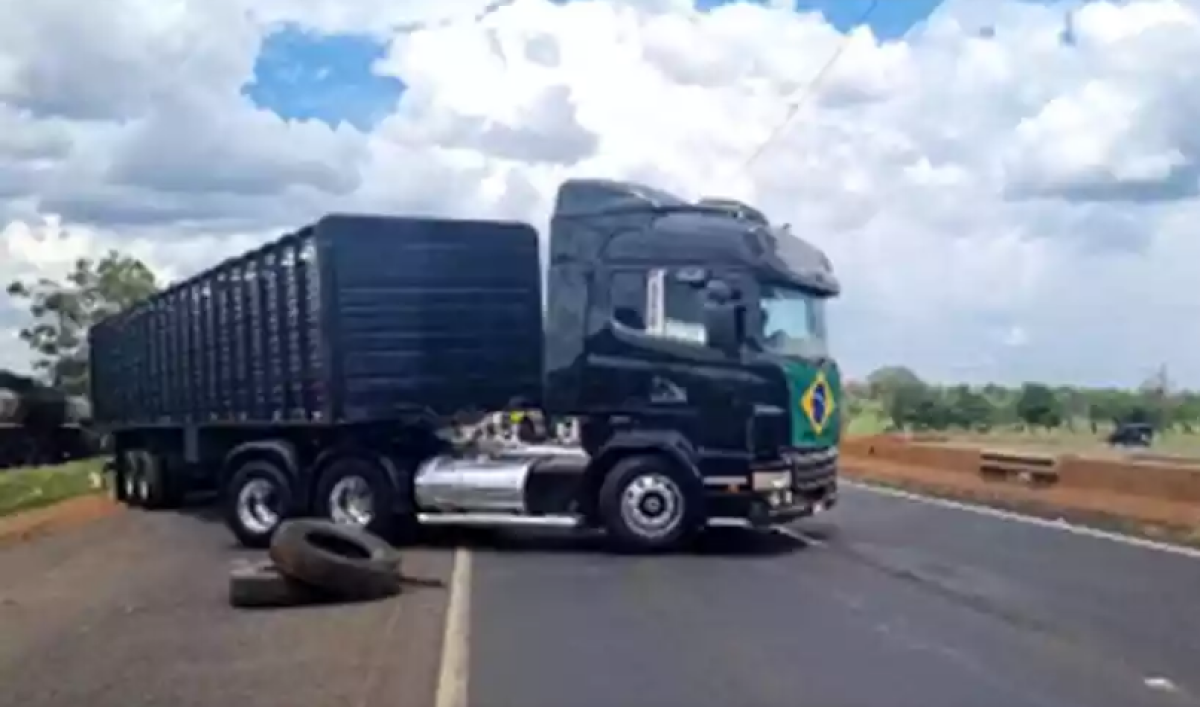 Momento que grupo de caminhoneiros interditou uma das pistas da BR-050, nas proximidades de Uberaba 