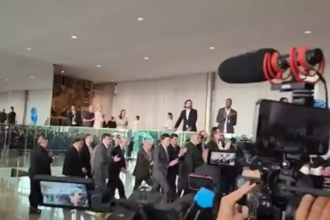 Presidente evitou jornalistas e deixou o local sem responder às perguntas - (crédito: REDES SOCIAIS/REPRODUÇÃO) Presidente evitou jornalistas e deixou o local sem responder às perguntas - (crédito: REDES SOCIAIS/REPRODUÇÃO)