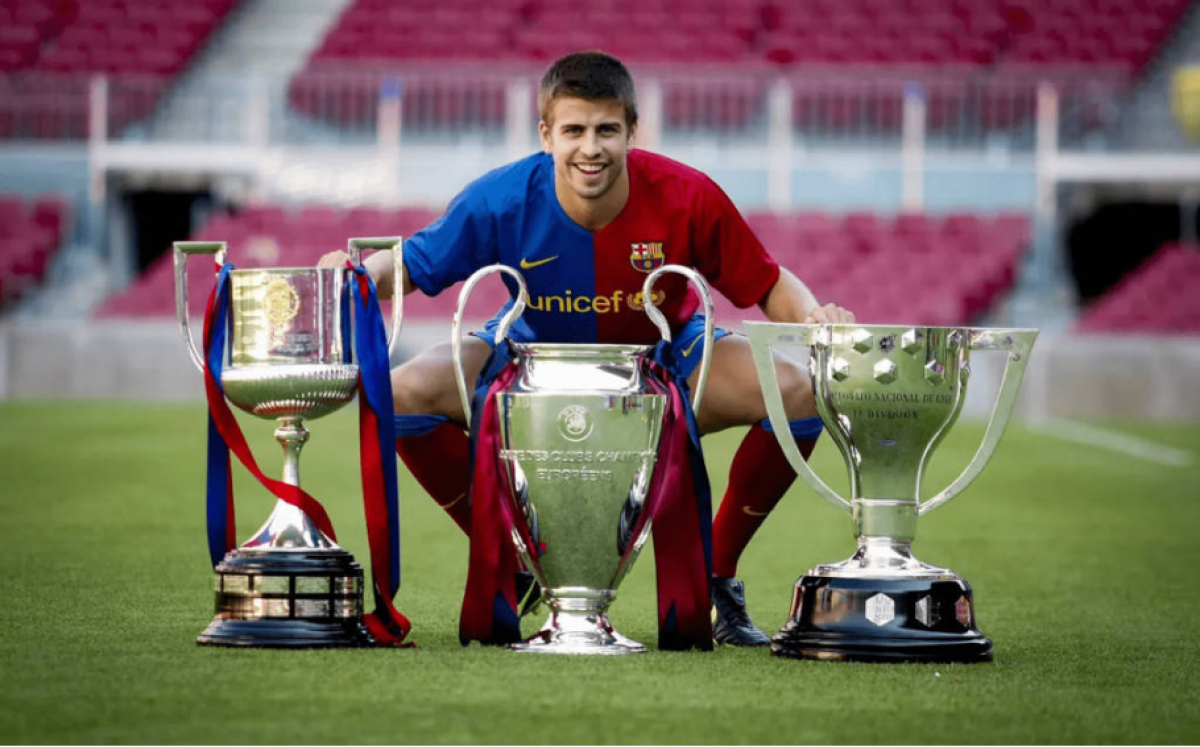 Piqu&eacute; ao lado das ta&ccedil;as conquistadas na temporada 2008/9, a primeira com a equipe