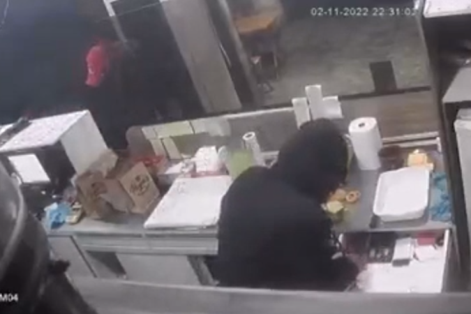 O homem aparece nas imagens das câmeras de segurança do local preparando os lanches enquanto levava o dinheiro do caixa - (crédito: Crédito: Reprodução/Informe Alvorada/Facebook (3/11/2022)) O homem aparece nas imagens das câmeras de segurança do local preparando os lanches enquanto levava o dinheiro do caixa - (crédito: Crédito: Reprodução/Informe Alvorada/Facebook (3/11/2022))