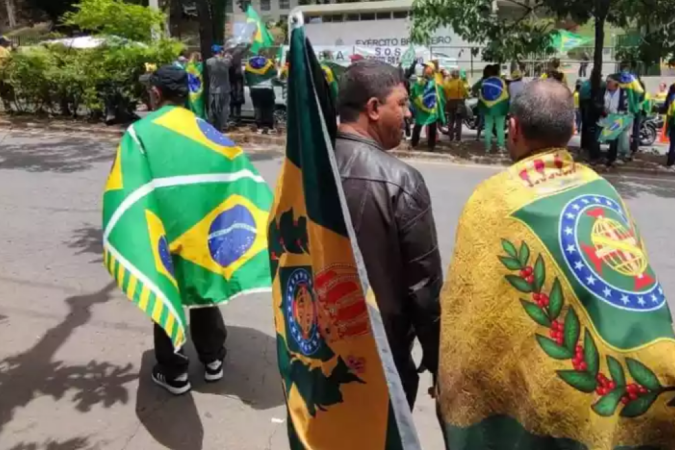 Foram flagradas bandeiras pró-monarquistas sendo usadas pelos manifestantes, símbolo do Império do Brasil, que durou de 1822 a 1889 - (crédito: Divulgação) Foram flagradas bandeiras pró-monarquistas sendo usadas pelos manifestantes, símbolo do Império do Brasil, que durou de 1822 a 1889 - (crédito: Divulgação)