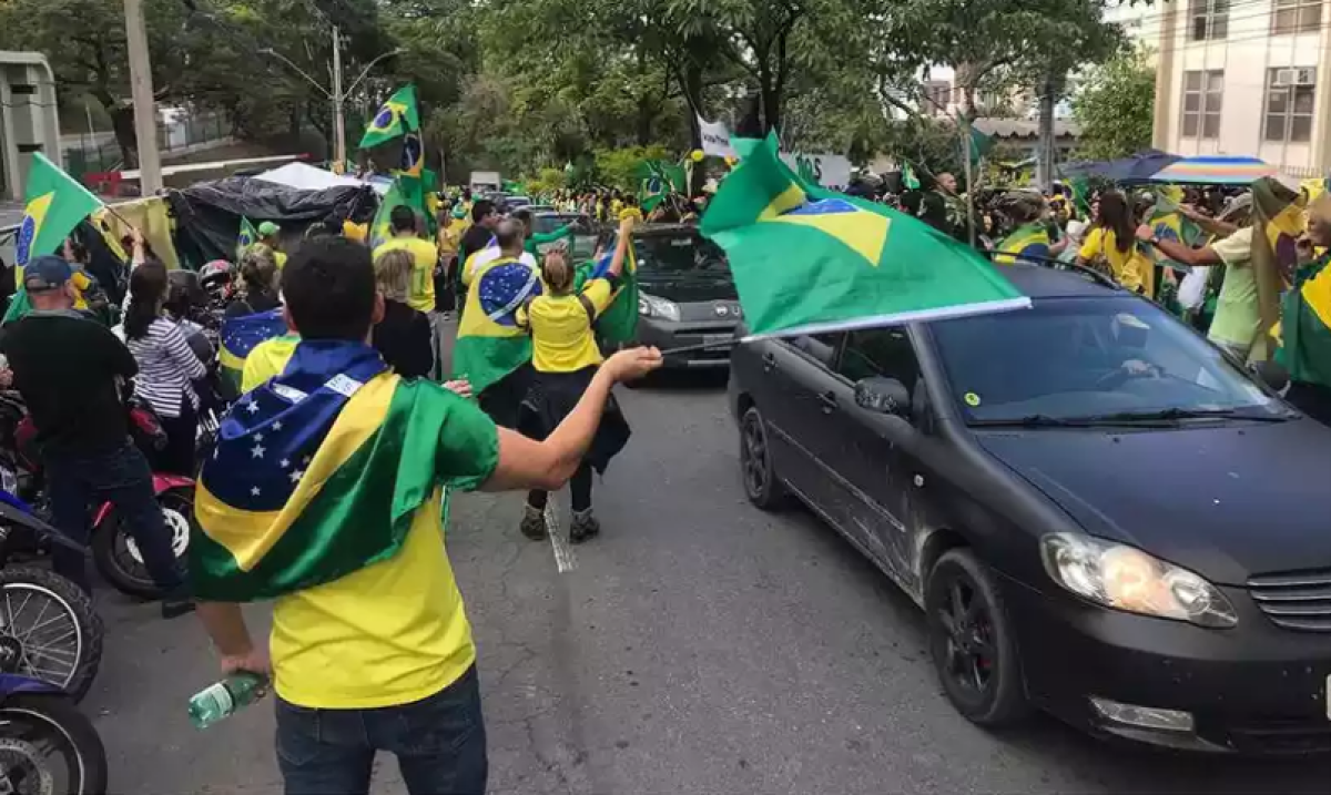 Manifestantes bolsonaristas ocupam a Avenida Raja Gabaglia 