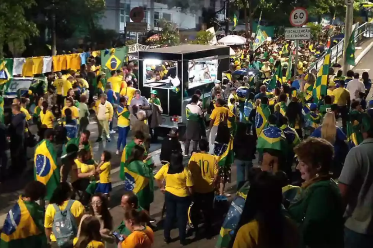 Bolsonaristas seguem em protesto e voltam a fechar avenida em BH