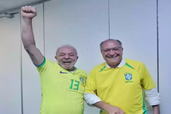 Lula e Alckmin comemoram a vitória do Brasil diante da Suíça na tarde desta segunda-feira (28/11) - (crédito: Cláudio Kbene) Lula e Alckmin comemoram a vitória do Brasil diante da Suíça na tarde desta segunda-feira (28/11) - (crédito: Cláudio Kbene)