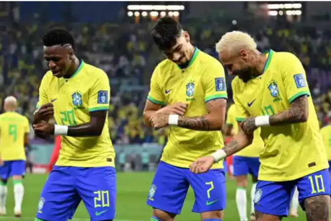 Vinícius Júnior, Lucas Paquetá e Neymar durante comemoração de gol do Brasil contra a Coreia - (crédito: Manan Vatsyayana/AFP) Vinícius Júnior, Lucas Paquetá e Neymar durante comemoração de gol do Brasil contra a Coreia - (crédito: Manan Vatsyayana/AFP)