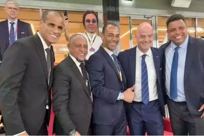 Kaká publicou uma imagem dos pentacampeões brasileiras ao lado de Infantino, com Casagrande ao fundo - (crédito: Reprodução/Instagram) Kaká publicou uma imagem dos pentacampeões brasileiras ao lado de Infantino, com Casagrande ao fundo - (crédito: Reprodução/Instagram)