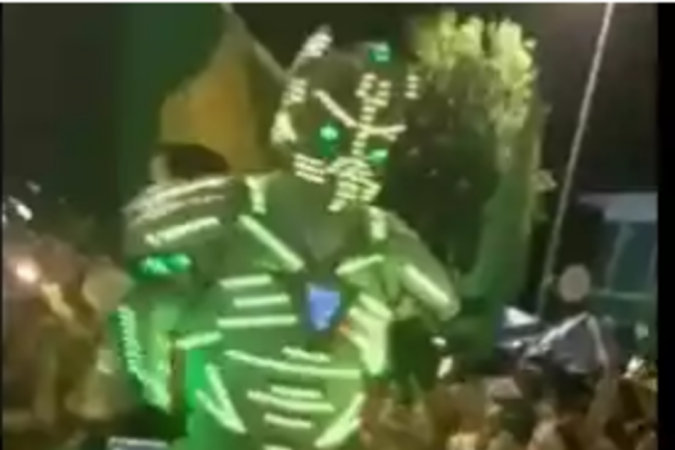 Robô verde-amarelo presente em manifestação bolsonarista viralizou nas redes sociais -  (crédito: Reprodução/Redes sociais)