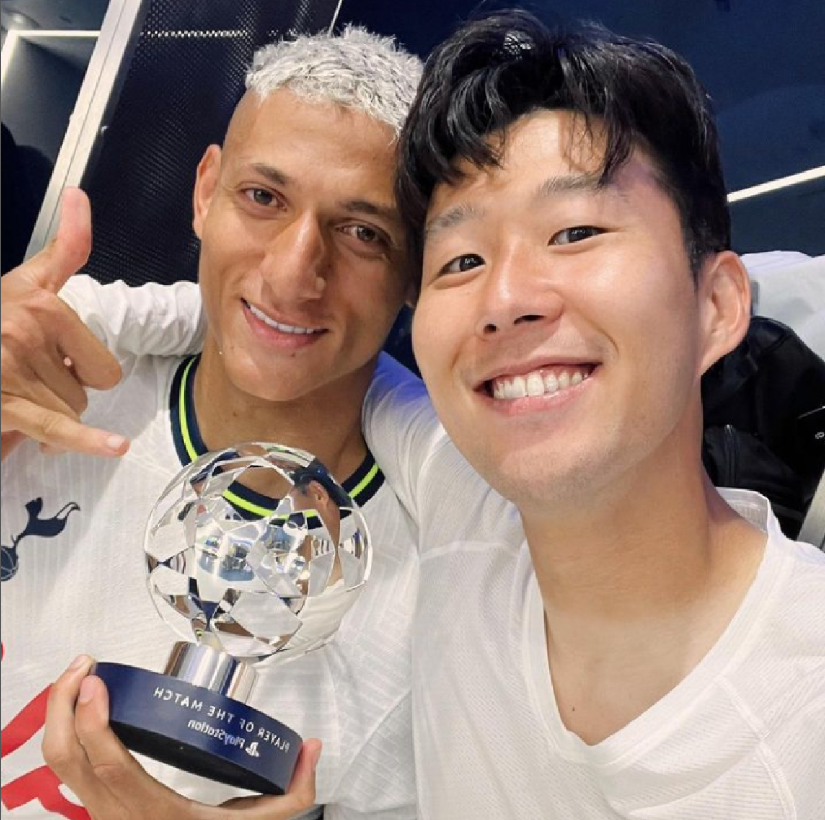 Richarlison and Son feed social media after Spurs' victory in the Champions League group stage.  On the occasion, the Brazilian number nine won the award for "best of the match"