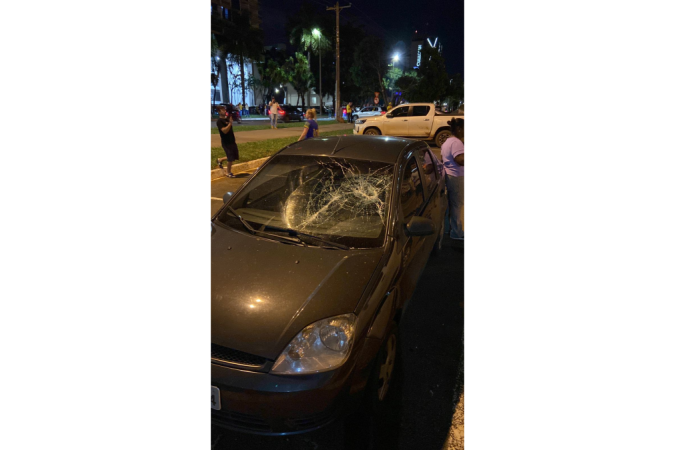 Jovem tem carro incendiado durante vandalismo de bolsonaristas no centro de Brasília - (crédito: Arquivo pessoal) Jovem tem carro incendiado durante vandalismo de bolsonaristas no centro de Brasília - (crédito: Arquivo pessoal)