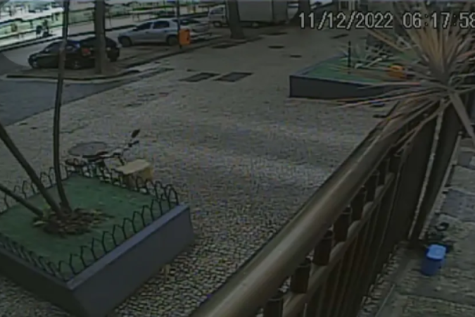 Imagem de câmera de segurança mostra Thiago Rodrigues caído no fim da madrugada do último dia 11 